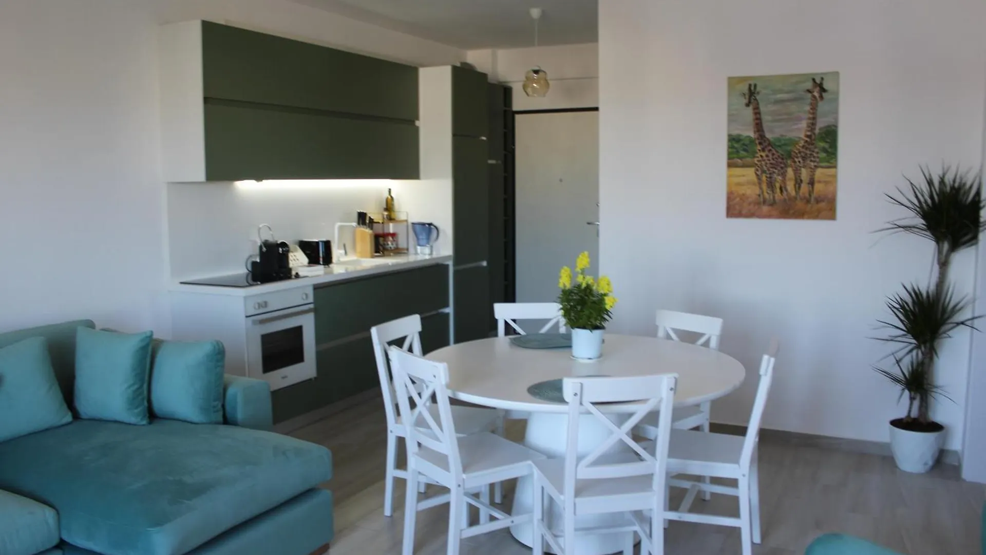 Savana Modern Apartment By The Sea ゴーレム